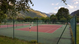 Courts de tennis du parc de loisirs d'Allos, 2 courts fermés et situés dans un cadre de montagne