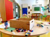 Salle de jeux pour enfants, Lego, tables et chaises, peintures et aquarelles aux murs