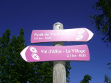 Panneau violet indicateur de direction : Forêt de Vacheresse et Val d'Allos - le Village
