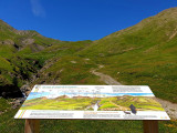 Vue de la randonnée de la Boucle de la Marmotte, panneau introductif permettant de repérer les sommets environnants, montagnes en arrière-plan