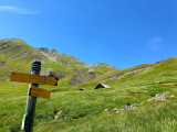 Point de vue à 2045m, au Cirque des Sources du Verdon. Etape de la randonnée en été, végétation verdoyante, cabanes, montagnes en arrière-plan