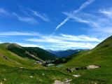 Vue de la station de Val d'Allos - La Foux depuis 2045m d'altitude. Deux retenues d'eau, vallons de cirque de chaque côté, prairies, montagnes en arrière-plan