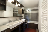 Salles de bains d'appartement, moderne, avec baignoire, éviers, miroirs