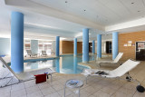 Piscine de la résidence avec transats