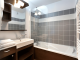 Salles de bains d'appartement, moderne, avec baignoire, éviers, miroirs