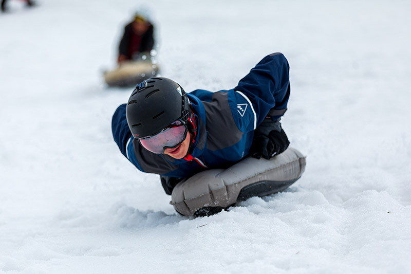 Young boy sliding down a toboggan run - © R Palomba/office de tourisme du Val d'Allos Young boy sliding down a toboggan run