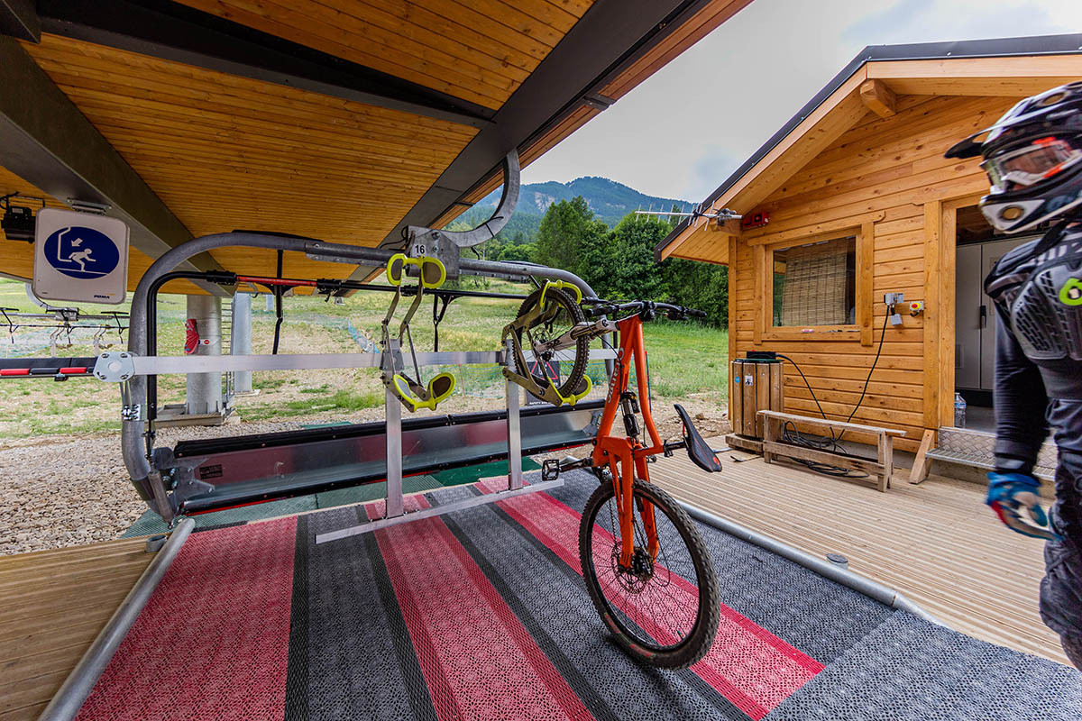 Mountain bike caught on the support structure of the Clos Bertrand chairlift in Val d'Allos – Le Seignus in summer