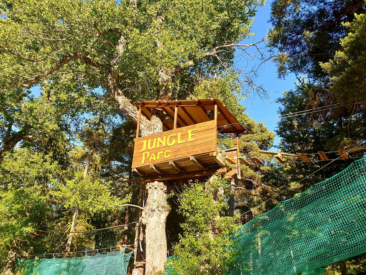 Accrobranche du Jungle Parc, nacelle en bois fixée à un arbre au-dessus de deux filets, accessible par un parcours d'accrobranche