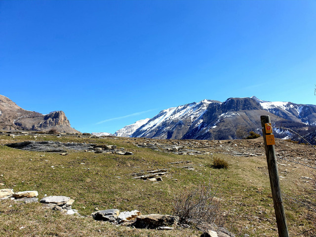 Départ du sentier au printemps