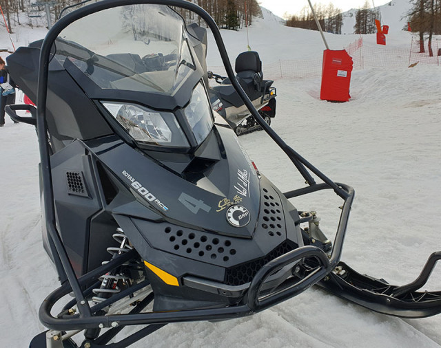 scooter des neiges - photo prise sur terrain autorisé