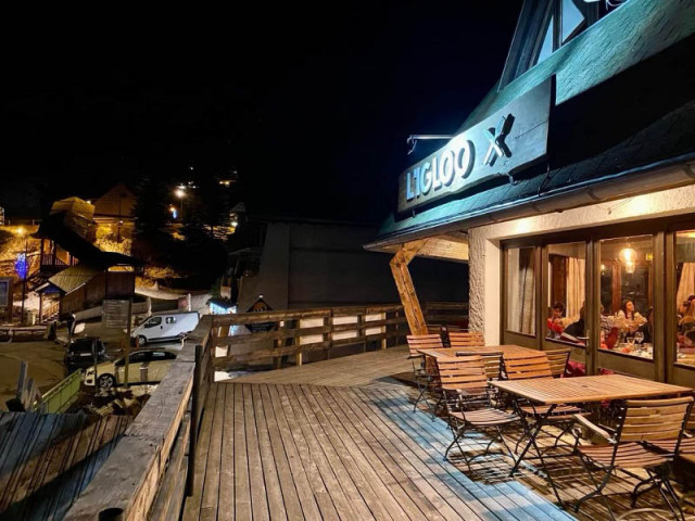 Terrasse en bois du restaurant de nuit, tables et chaises