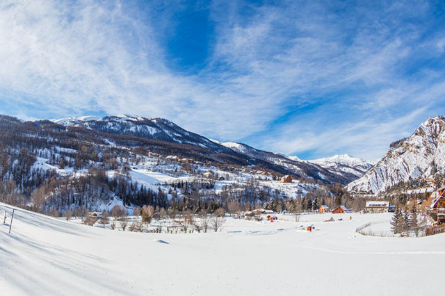 Large snow-covered toboggan run on the Allos meadow, mountains in the background - © R Palomba/office de tourisme du Val d'Allos Large snow-covered toboggan run on the Allos meadow, mountains in the background