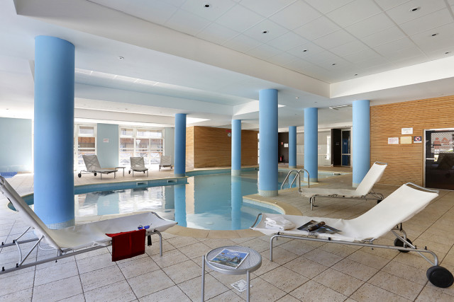 Piscine de la résidence avec transats - © les chalets du verdon Piscine de la résidence avec transats