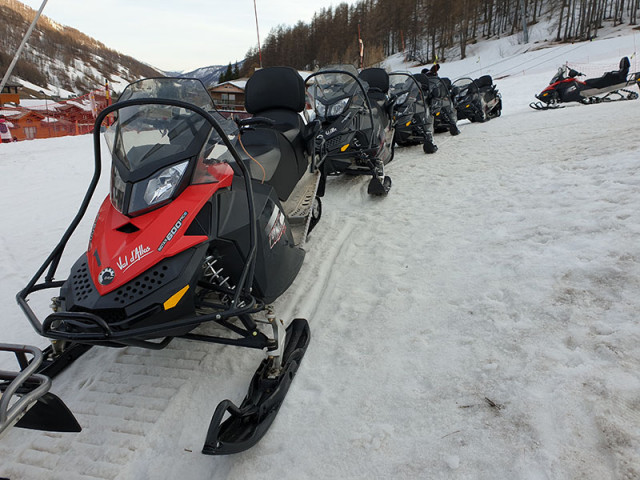scooter des neiges - photo prise sur terrain autorisé