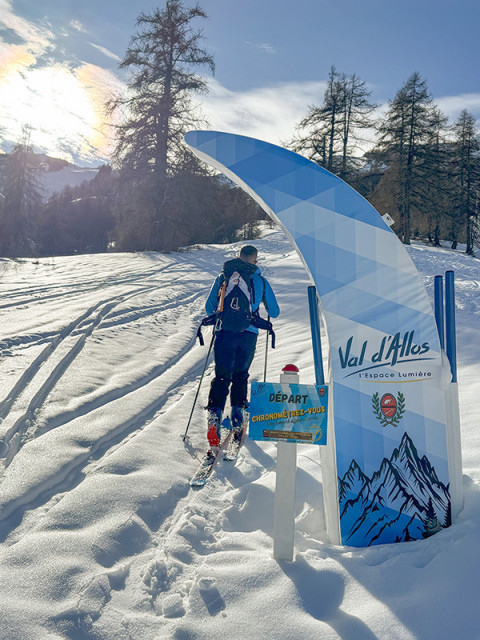 Skieur au départ d'un des itinéraires enneigés de ski de randonnée à Val d'Allos - le Seignus. Présence d'un buzzer permettant de se chronométrer