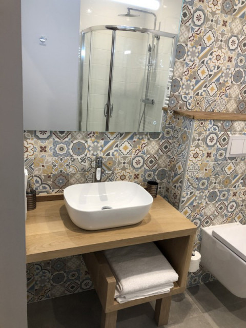 Salle de bains lumineuse, carrelage, évier, miroir et toilettes - © La Baita Salle de bains lumineuse, carrelage, évier, miroir et toilettes