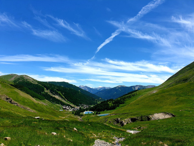 Vue de la station de Val d'Allos - La Foux depuis 2045m d'altitude. Deux retenues d'eau, vallons de cirque de chaque côté, prairies, montagnes en arrière-plan - © B Courbon Vue de la station de Val d'Allos - La Foux depuis 2045m d'altitude. Deux retenues d'eau, vallons de cirque de chaque côté, prairies, montagnes en arrière-plan