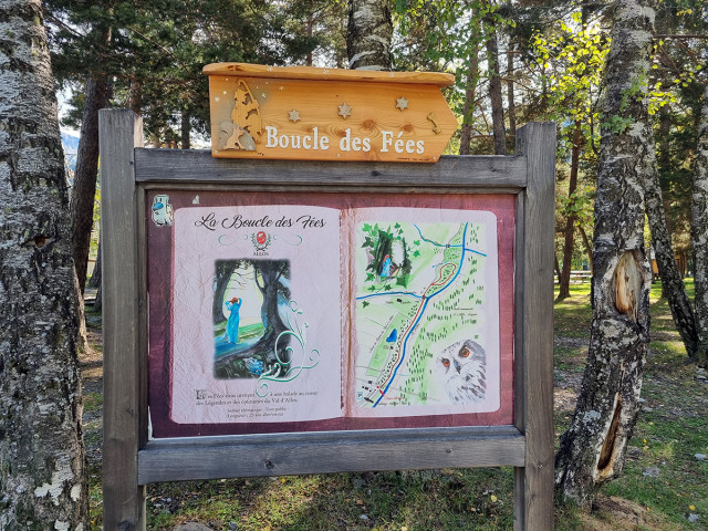Panneau d'information au départ de la randonnée dans une forêt, inscription 