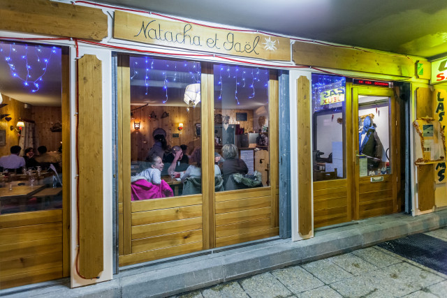 Vitrine du restaurant, façade en bois avec inscription gravée 