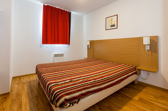 Chambre à coucher avec lit double, fenêtre et rideaux - © Les cimes du Val d'Allos Chambre à coucher avec lit double, fenêtre et rideaux