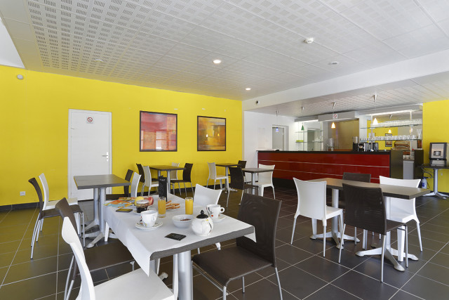 Hall de la résidence et mess avec tables à manger, comptoir, carrelage au sol