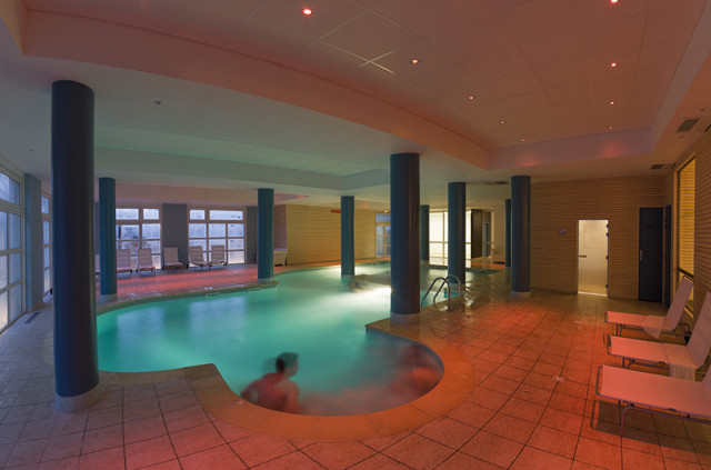 Piscine privée de la résidence, ambiance nocturne, transats