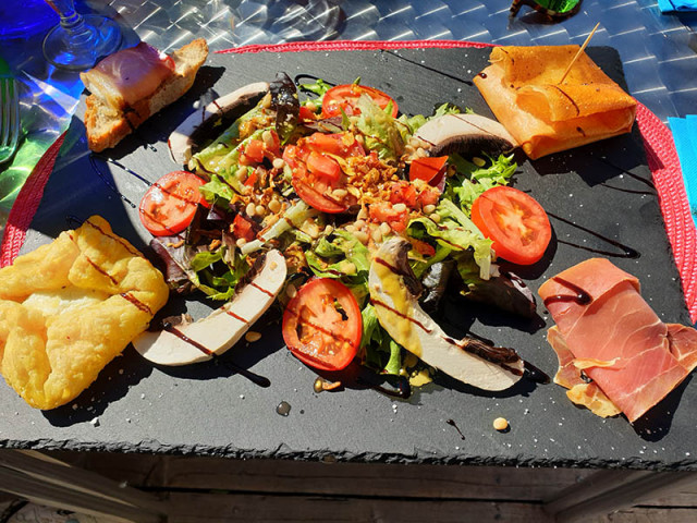 Platter of cold cuts, salad, tomatoes, onion