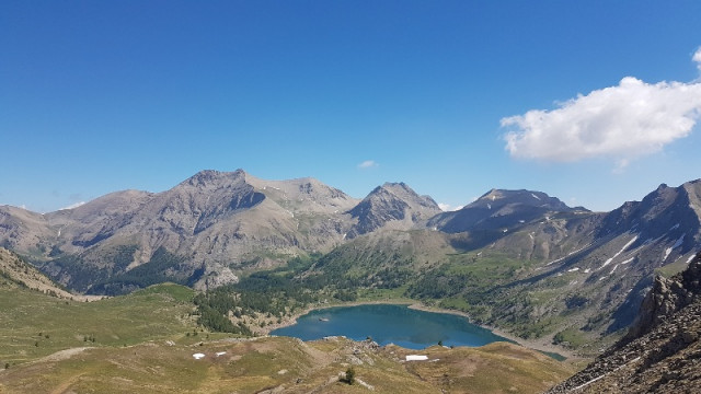 Lac d'Allos visible depuis le Col de l'Encombrette, grande étendue d'eau entourée de montagnes et de végétation - © office de tourisme du Val d'Allos Lac d'Allos visible depuis le Col de l'Encombrette, grande étendue d'eau entourée de montagnes et de végétation