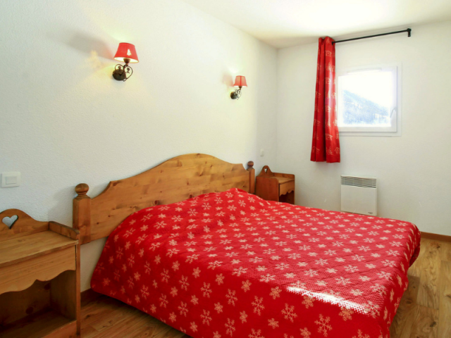Bedroom with double bed, wooden furniture, window - © vacanceole Bedroom with double bed, wooden furniture, window