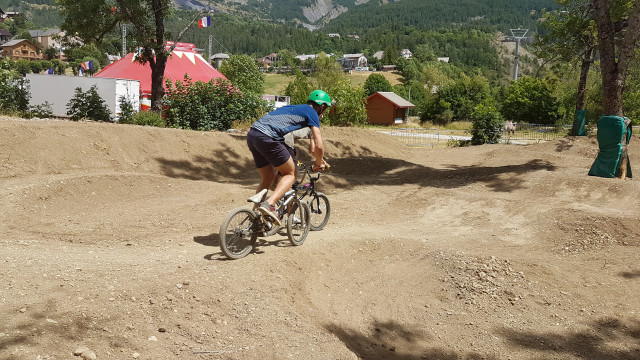 Large dirt track for mountain biking and families, dotted with roundabouts and turns, in a natural setting