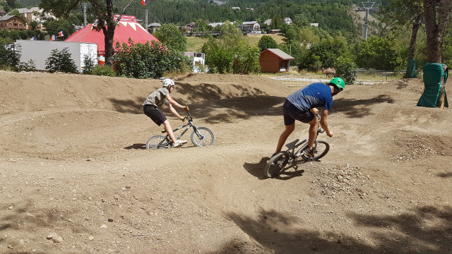 Large dirt track for mountain biking and families, dotted with roundabouts and turns, in a natural setting