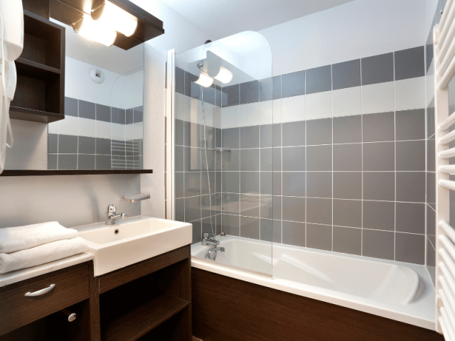 Salles de bains d'appartement, moderne, avec baignoire, éviers, miroirs Salles de bains d'appartement, moderne, avec baignoire, éviers, miroirs
