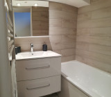 salle de bains moderne, lumineuse, baignoire