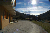 Outdoor courtyard of the chalet, view of mountains, open space