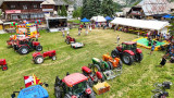 Exposition de tracteur, jeux pour enfant et scène dans un pré
