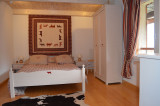 chambre à coucher lumineuse moderne avec lit double et fenêtre