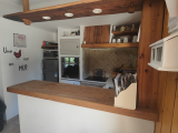 Coin cuisine avec plaque à induction, four, micro-ondes, réfrigérateur