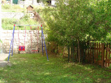 Jardin avec balançoires pour enfants, pelouse
