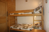 Espace couchage avec lits superposés, intérieur et ameublement bois
