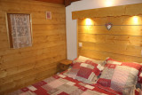 Chambre à coucher avec lit double, ameublement et intérieur bois