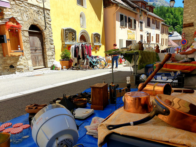 Vide-greniers dans le village d'Allos