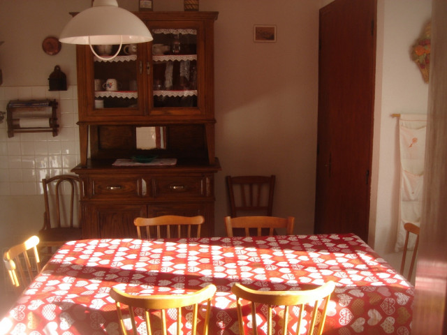 séjour avec table et chaises