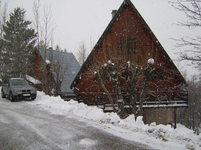 chalet en bois avec balcon, fenêtre, paysage enneigé