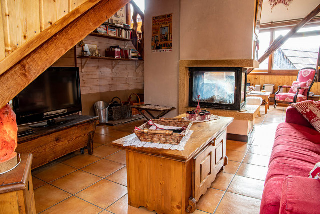 Séjour chaleureux et lumineux avec cheminée, canapé, fauteuils, TV, décoration d'intérieur bois Séjour chaleureux et lumineux avec cheminée, canapé, fauteuils, TV, décoration d'intérieur bois