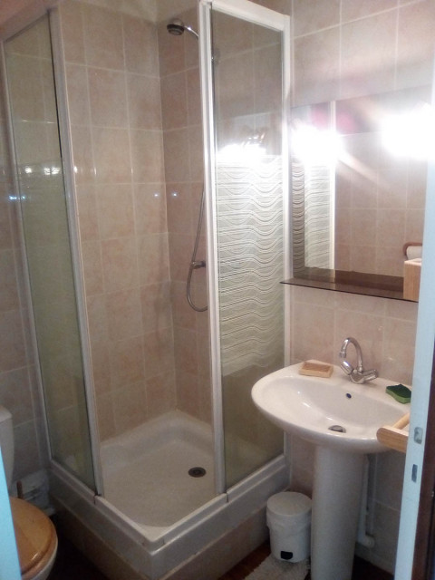 Salle de bains carrelée avec bac de douche et évier Salle de bains carrelée avec bac de douche et évier