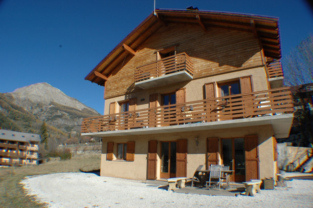 Chalet en bois sur 3 étages, terrasse, cour, espace dégagé