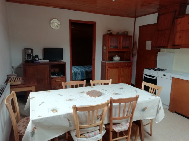 séjour avec coin cuisine, télévision, accès chambre