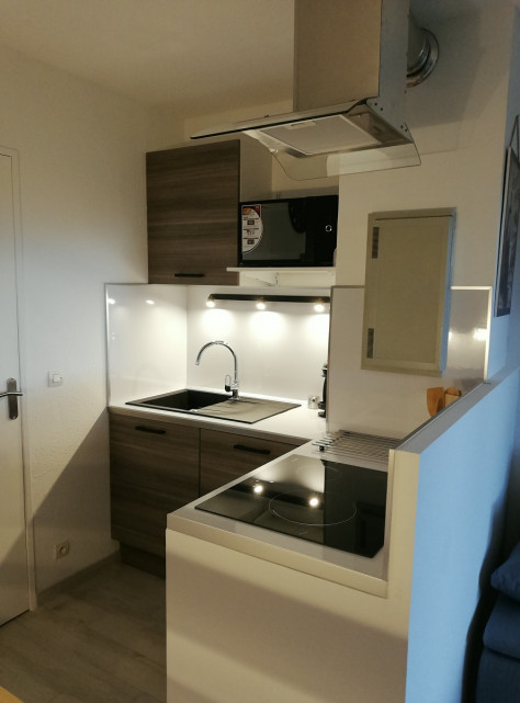 coin cuisine lumineux et moderne, plaques électriques