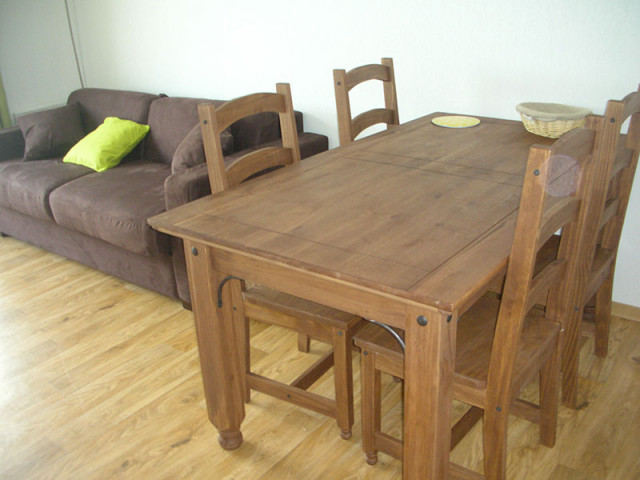 Séjour lumineux avec canapé, table à manger, parquet au sol Séjour lumineux avec canapé, table à manger, parquet au sol