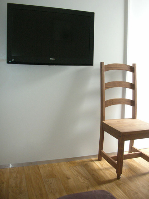 Coin séjour avec TV, parquet au sol Coin séjour avec TV, parquet au sol